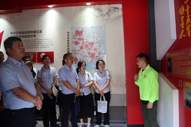 1718782101377345.jpg 我校黨員參觀紀念館.JPG