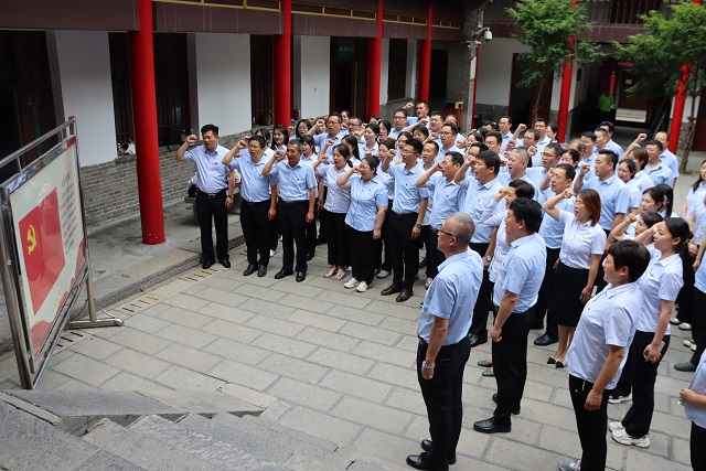 1718782138796819.jpg 黨員同志集體重溫入黨誓詞.JPG