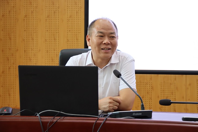 王強教授作《弘揚教育家精神 做新時代高素質(zhì)專業(yè)化的好教師》專題講座.JPG