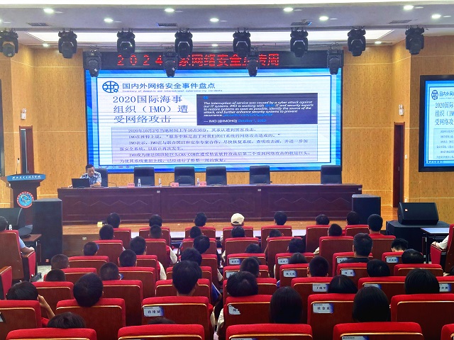 我校邀請分局網(wǎng)安支隊(duì)專家來校進(jìn)行講座 (2).jpg