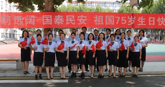 1727672250106968.png 我校老師熱烈慶祝新中國成立75周年.png