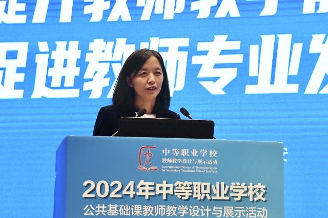 1729751528877953.jpg 教育部職業教育發展中心副主任黃輝作專題報告.jpg