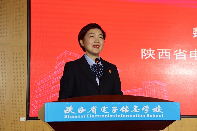 1729928168297234.jpg 我校校長魏萍主持大會.jpg