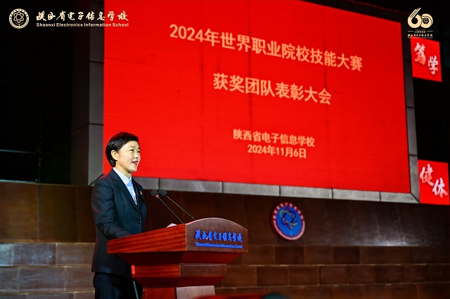 1730965124213412.jpg 校長魏萍宣讀表彰決定.jpg