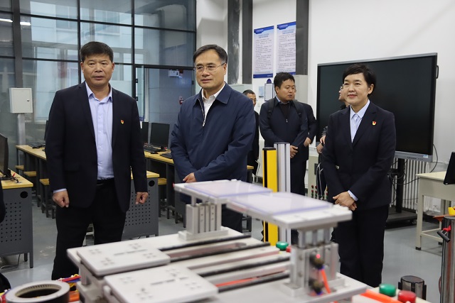 1731655116771426.jpg 教育部全國學(xué)生資助管理中心副主任涂義才等一行參觀我校實(shí)訓(xùn)中心.jpg