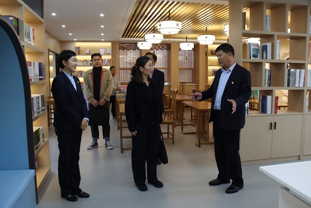 評估專家組參觀我校數字圖書館 - 副本.JPG
