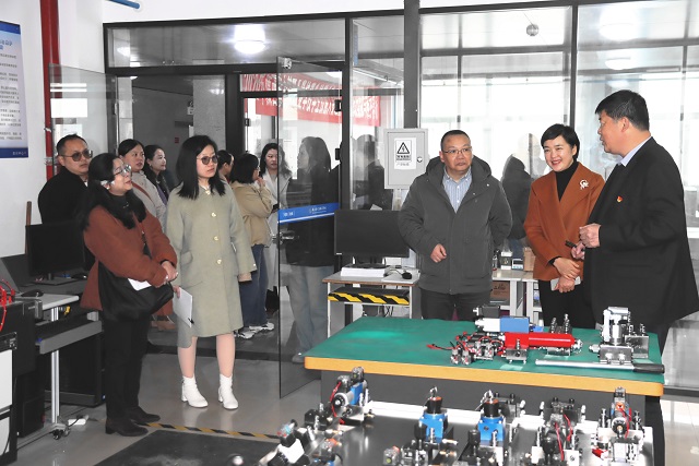 1733382983834009.jpg 鄢鳴校長一行參觀我校實訓場所.JPG