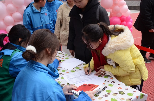 學生們在銀行區存錢.jpg