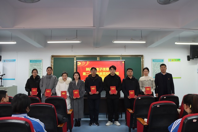 校領(lǐng)導(dǎo)為結(jié)業(yè)學(xué)員頒發(fā)結(jié)業(yè)證書.jpg