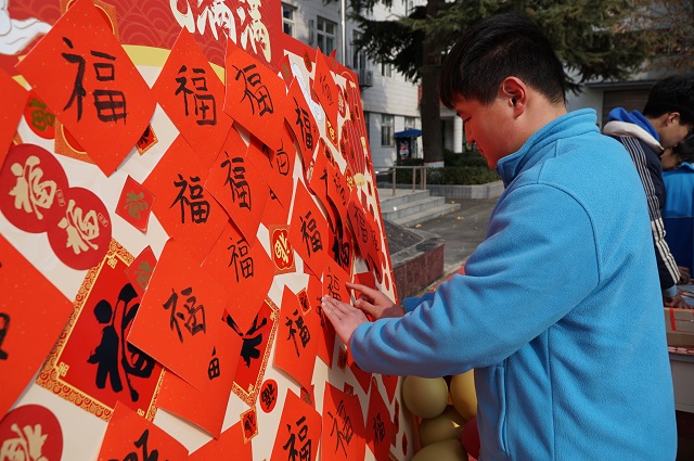 我校學(xué)生進(jìn)行收集“福印”活動.jpg