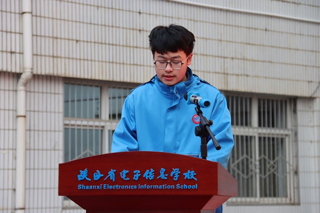 學(xué)生代表付浩軒發(fā)表國旗下的演講.jpg