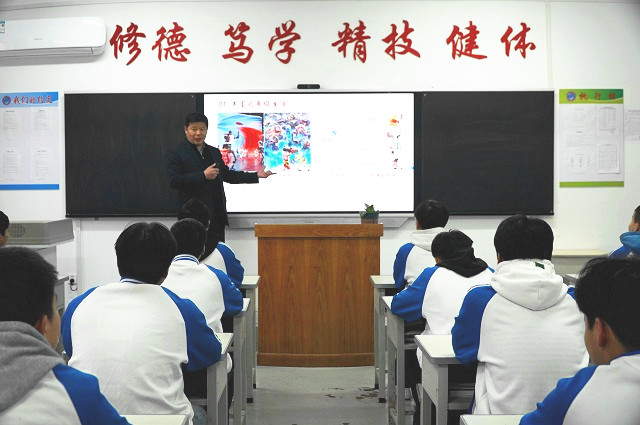 黨委書記顧學(xué)福為學(xué)生上開學(xué)第一課.JPG