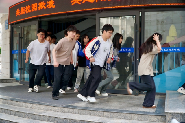 1747038784485605.jpg 圖為防災減災日地震應急疏散演練現場 - 副本(1).jpg