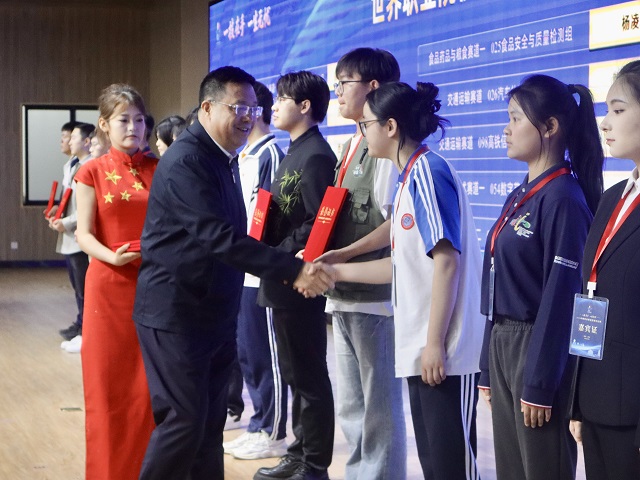 1747356629273138.jpg 我校學生成萌嬌代表現代加工技術獲獎團隊上臺領獎 - 副本.jpg