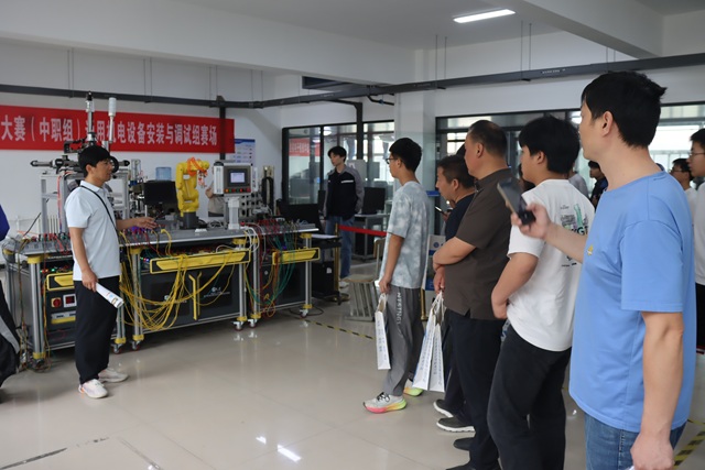 家長們參觀我校實訓室.jpg