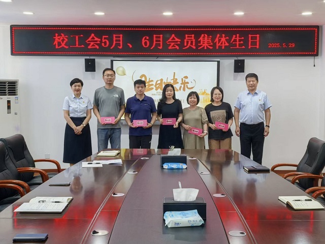 1748575839812548.jpg 校領(lǐng)導(dǎo)為教職工送生日賀卡 - 副本.jpg