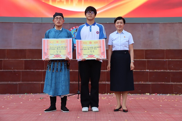 1749193689908831.jpg 校領(lǐng)導(dǎo)為獲獎(jiǎng)團(tuán)隊(duì)頒獎(jiǎng) (2).jpg