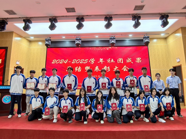 與會老師為獲獎集體和個人頒發獎狀 - 副本.jpg