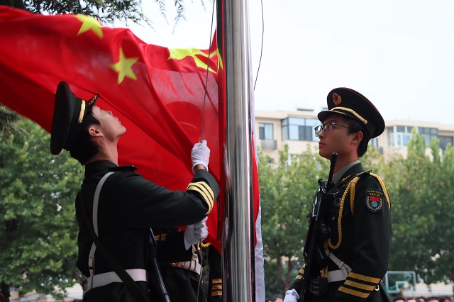 我校舉行“紀(jì)念中國(guó)人民抗日戰(zhàn)爭(zhēng)暨世界反法西斯戰(zhàn)爭(zhēng)勝利80周年”主題升旗儀式.jpg