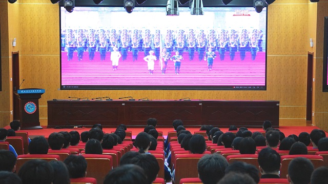 我校學(xué)生觀看紀(jì)念中國(guó)人民抗日戰(zhàn)爭(zhēng)暨世界反法西斯戰(zhàn)爭(zhēng)勝利80周年大會(huì)直播回放.jpg