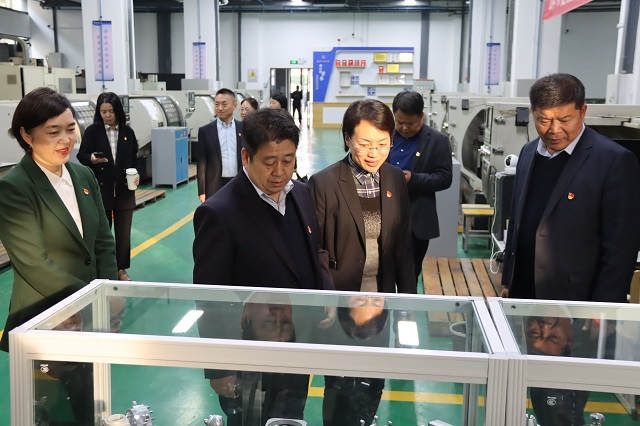 自強(qiáng)中等專業(yè)學(xué)校黨委書記羅亞軍一行參觀我校實(shí)訓(xùn)基地 - 副本.jpg